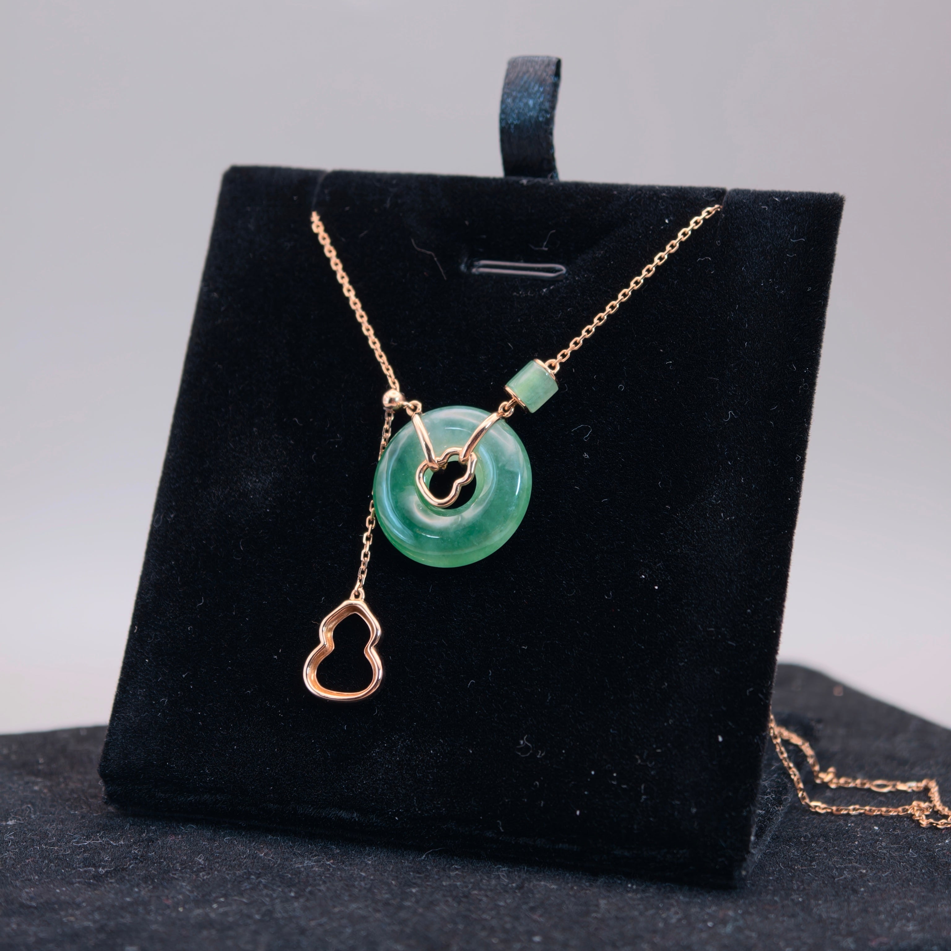 環翠生光 | Green Jadeite 18K Necklace