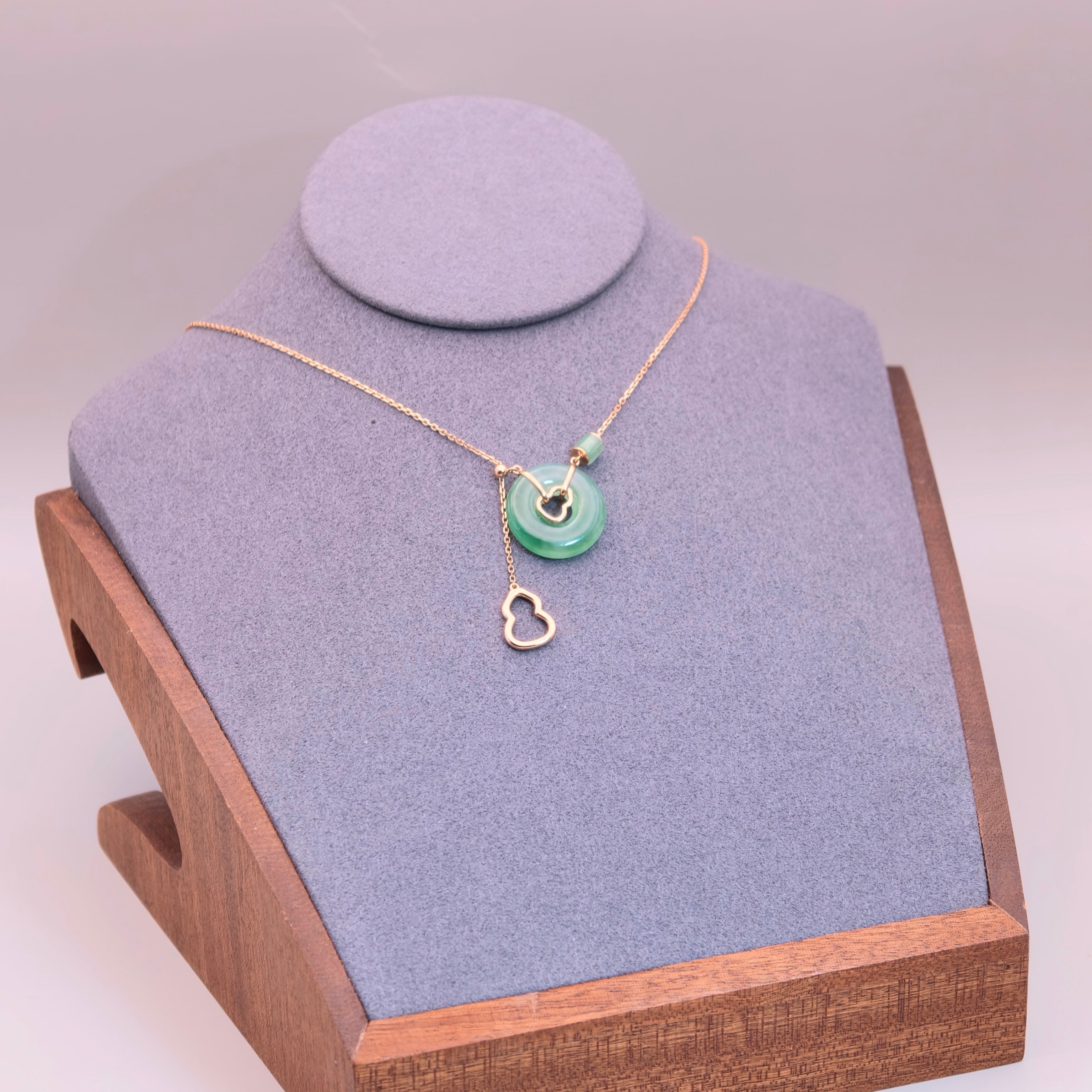 環翠生光 | Green Jadeite 18K Necklace
