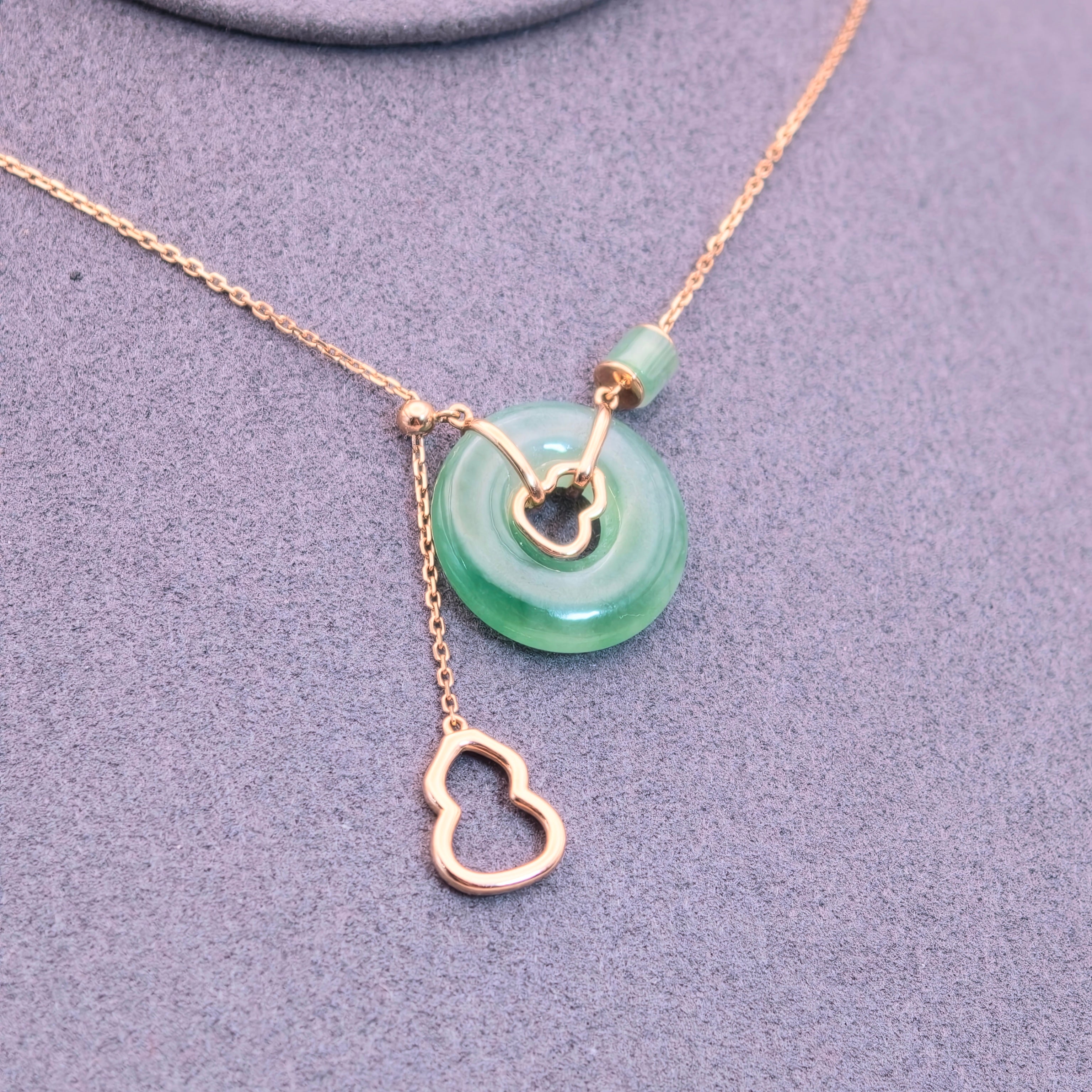 環翠生光 | Green Jadeite 18K Necklace