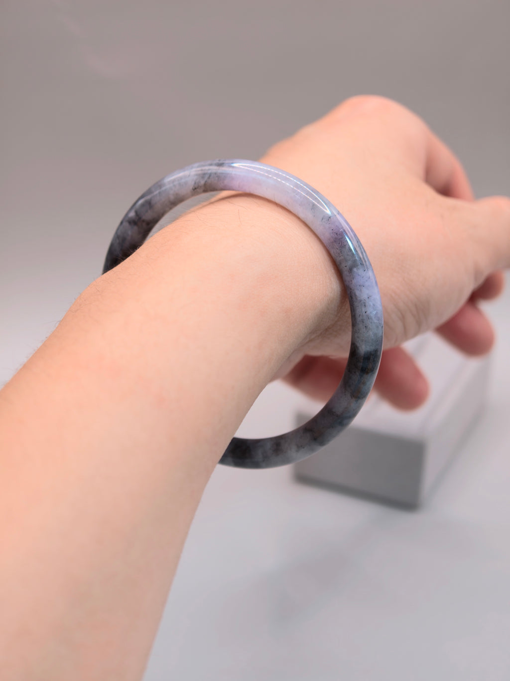Black & Lavender Jadeite Bangle｜烏雞紫翡翠手鐲《紫霧・墨環01》