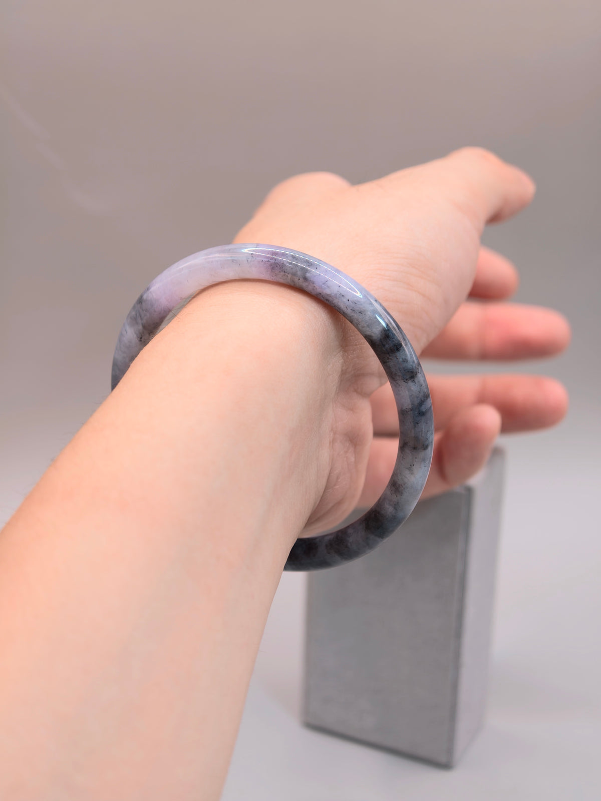Black & Lavender Jadeite Bangle｜烏雞紫翡翠手鐲《紫霧・墨環01》