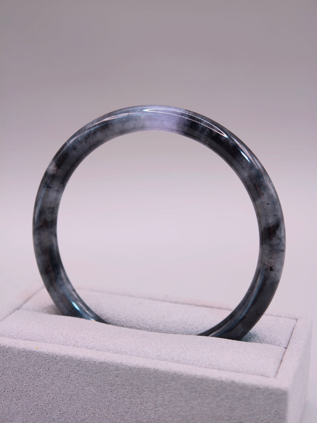 Black & Lavender Jadeite Bangle｜烏雞紫翡翠手鐲《紫霧・墨環02》