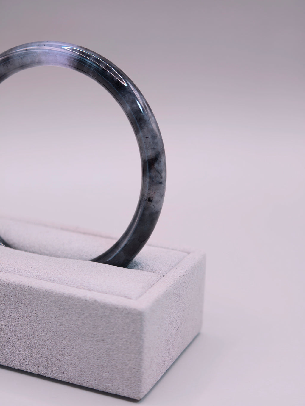 Black & Lavender Jadeite Bangle｜烏雞紫翡翠手鐲《紫霧・墨環02》