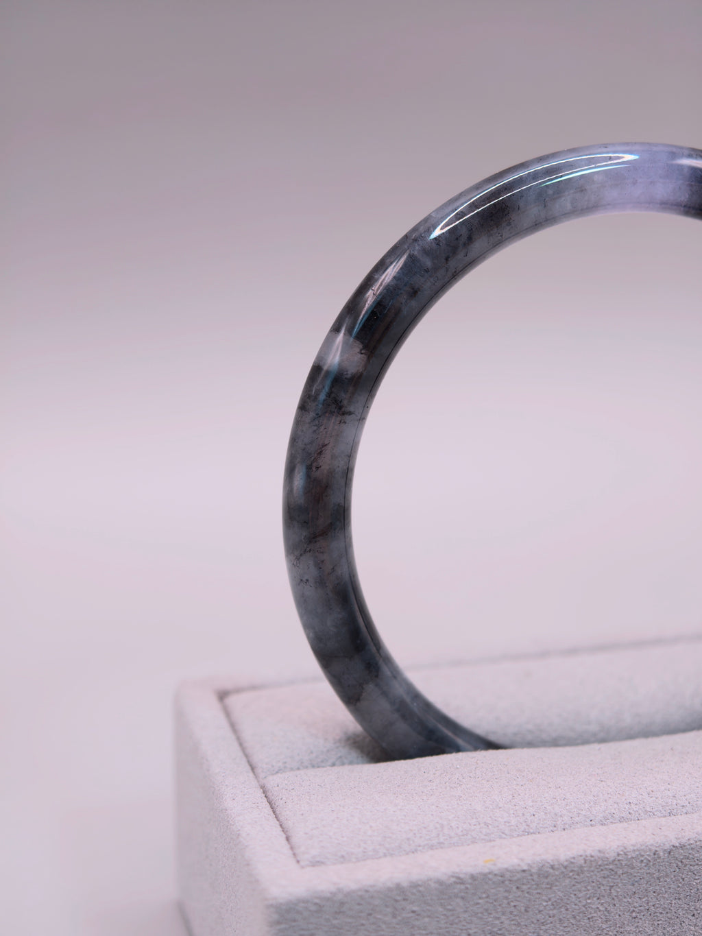 Black & Lavender Jadeite Bangle｜烏雞紫翡翠手鐲《紫霧・墨環02》
